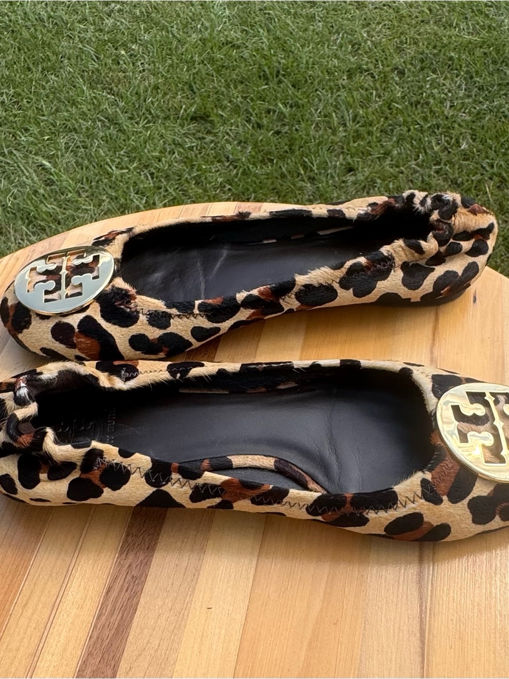 Tory Burch Leopard Print Women’s Calf Hair Ballet Flats with Gold Logo Accent - Picture 8 of 8